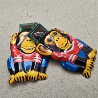 metal-klik-abe-roed-troeje-blaa-bukser-metal-chimpanser-gammelt-legetoej